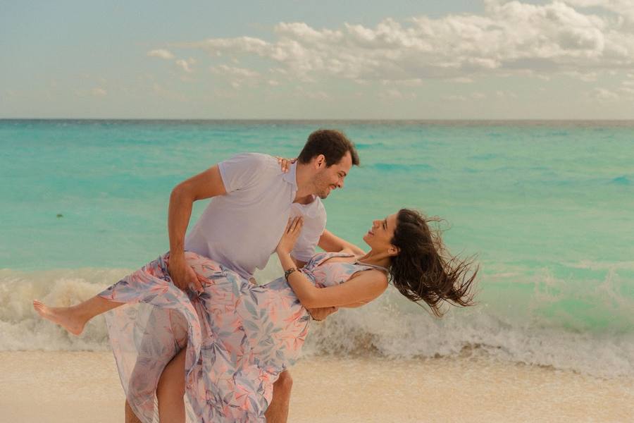 Ensaio romântico — abraço espontâneo